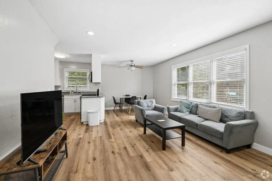 2620 Regent photo 4