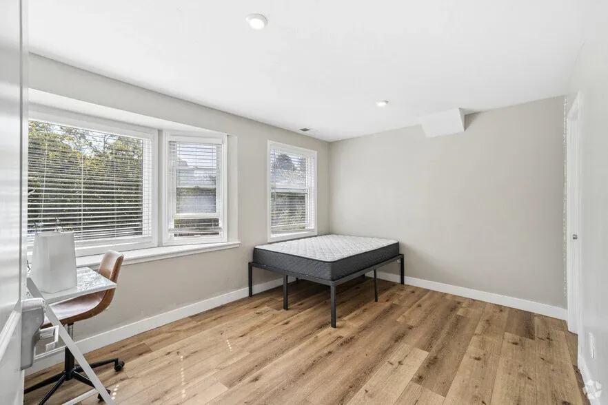 2620 Regent photo 5